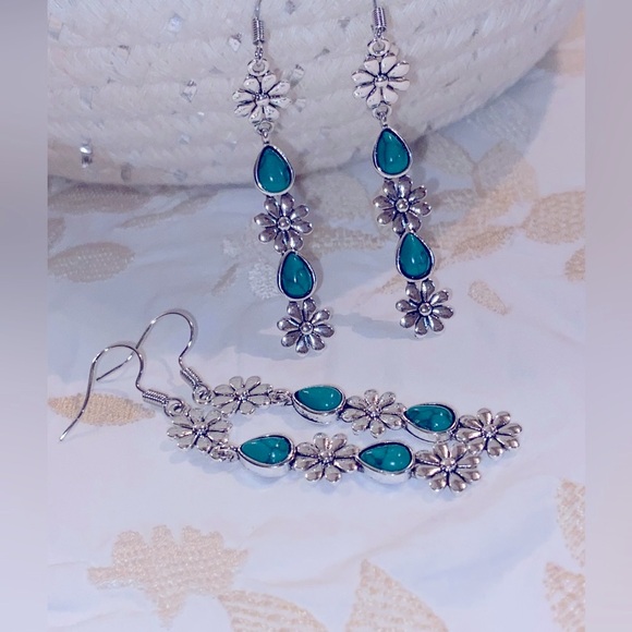 NWT Silver Flowers w/Turquoise Dangling Earrings- About 2.5” Long- Cute w/Jeans - Picture 7 of 16